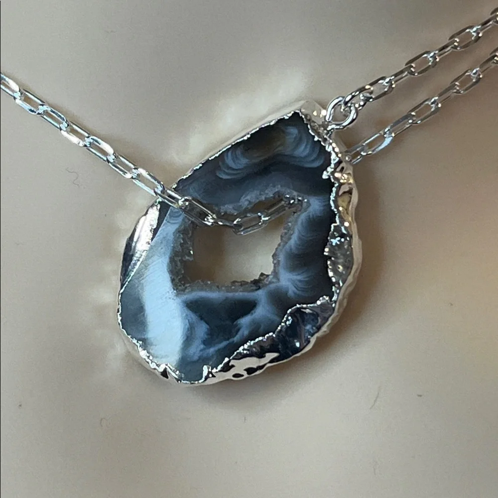 Terminated Light Amethyst and Agate Occo Necklace 18 Inches in Silvertone 67.50 - Picture 4 of 6